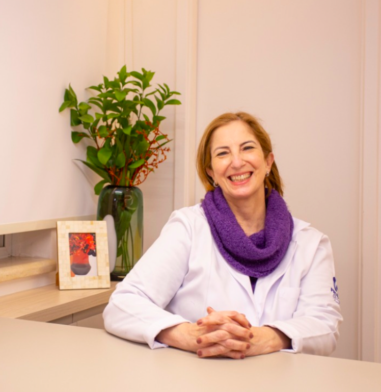 Dra. Carla Verri Bigoni em seu consultório